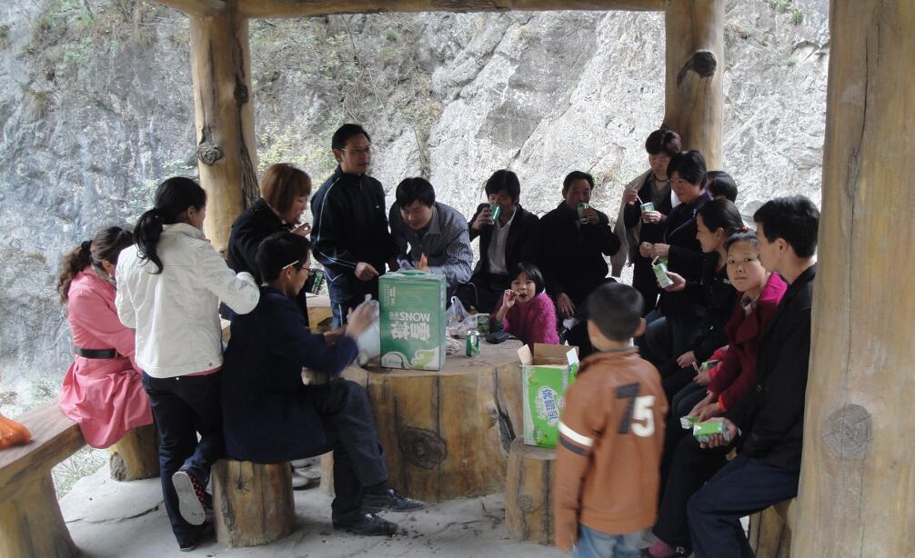 恐龍塑膠跑道團隊武當山一日游團建合照